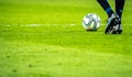 曼城足球俱乐部标志，蓝色圆形队徽，中间有金色三狮图案，代表曼城足球俱乐部
